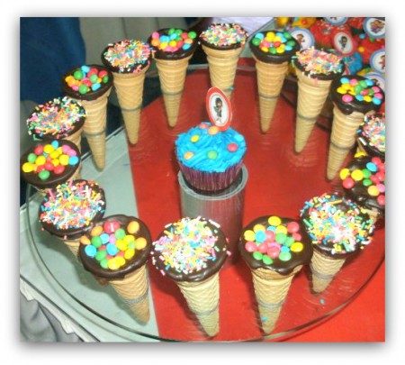 mini cucuruchitos rellenos  de dulce de leche y bañados en chocolate